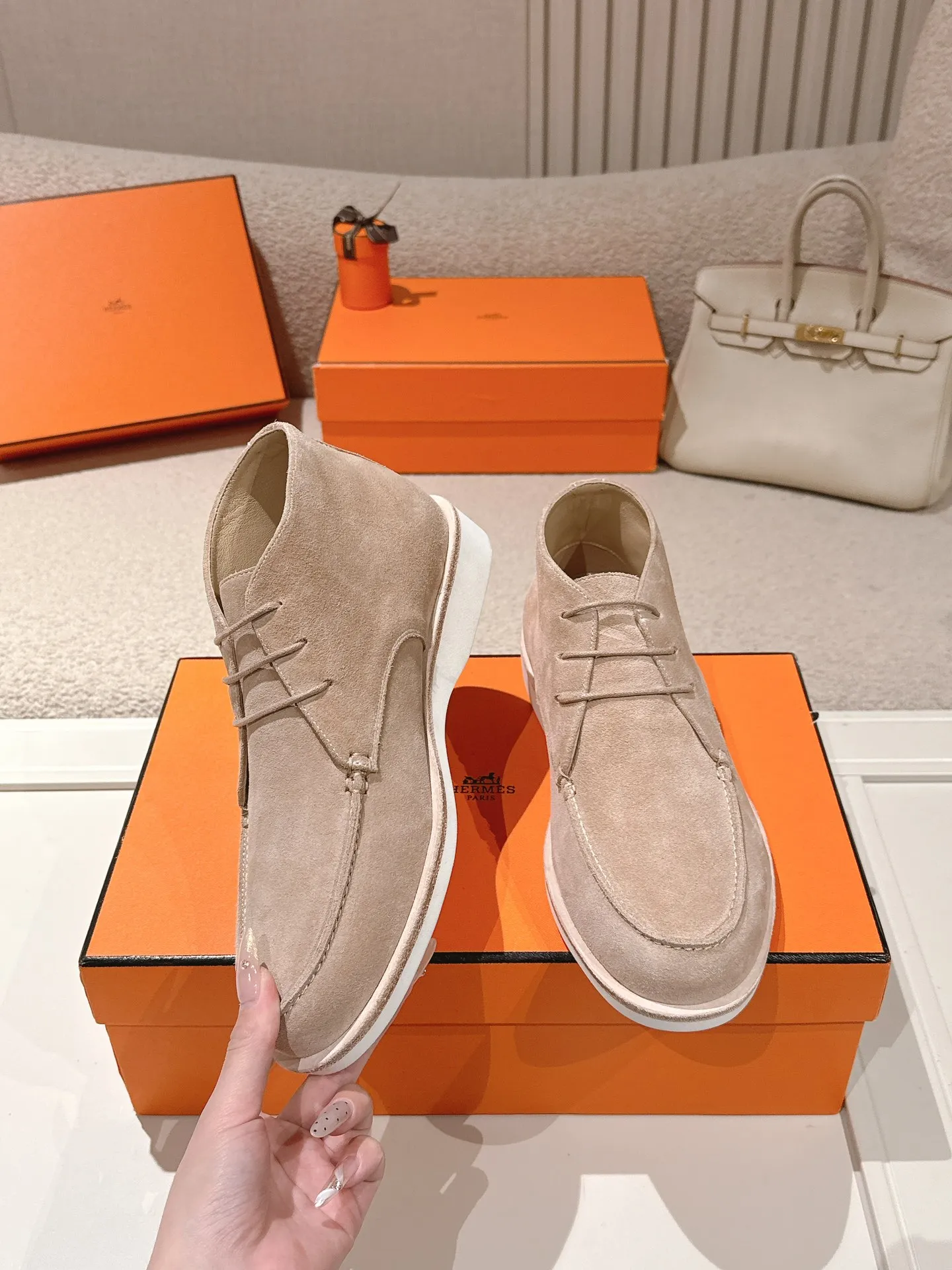 Men's Men's Shoes 660💰 Hermes men's size #26ss calfskin derby shoes, decorated with signature "H Diamant" details for a stylish and casual style. Fabric: Cow suede Lining: Mixed sheep lining Outsole: Genuine leather welt + original TPU Bottom thickness: 3CM Code number: 39-45 (customized at 46.47)